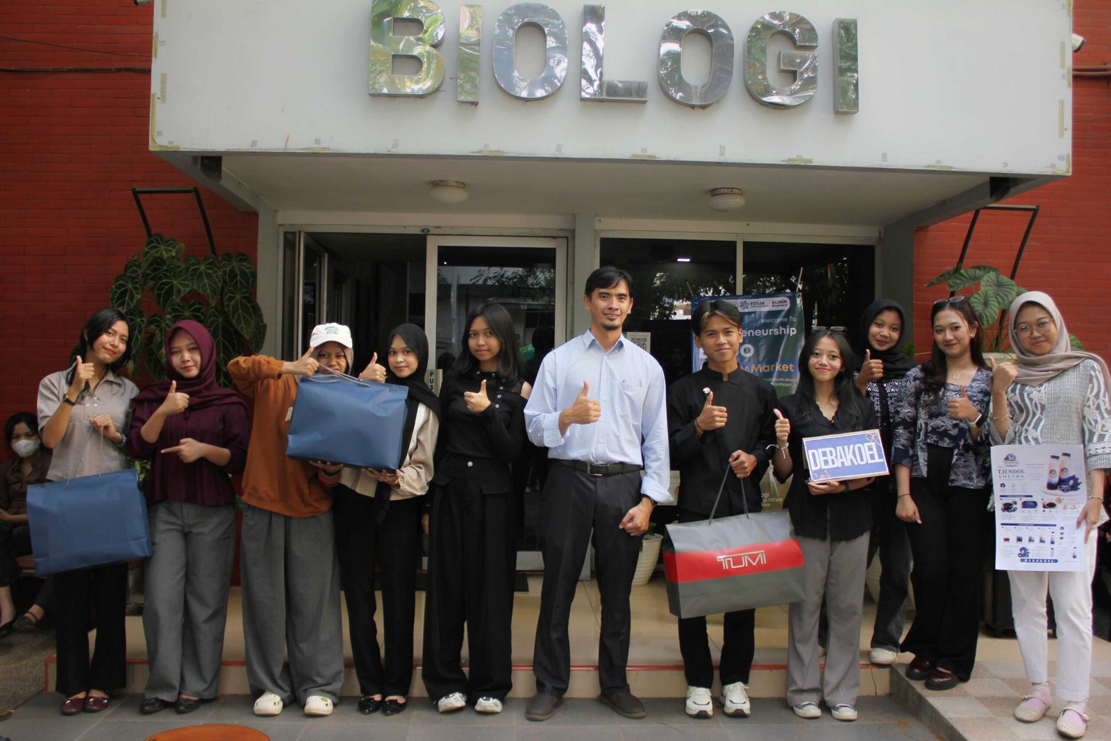 Mahasiswa Biologi UB Jualan 30 Produk Inovatif di Friday Market.