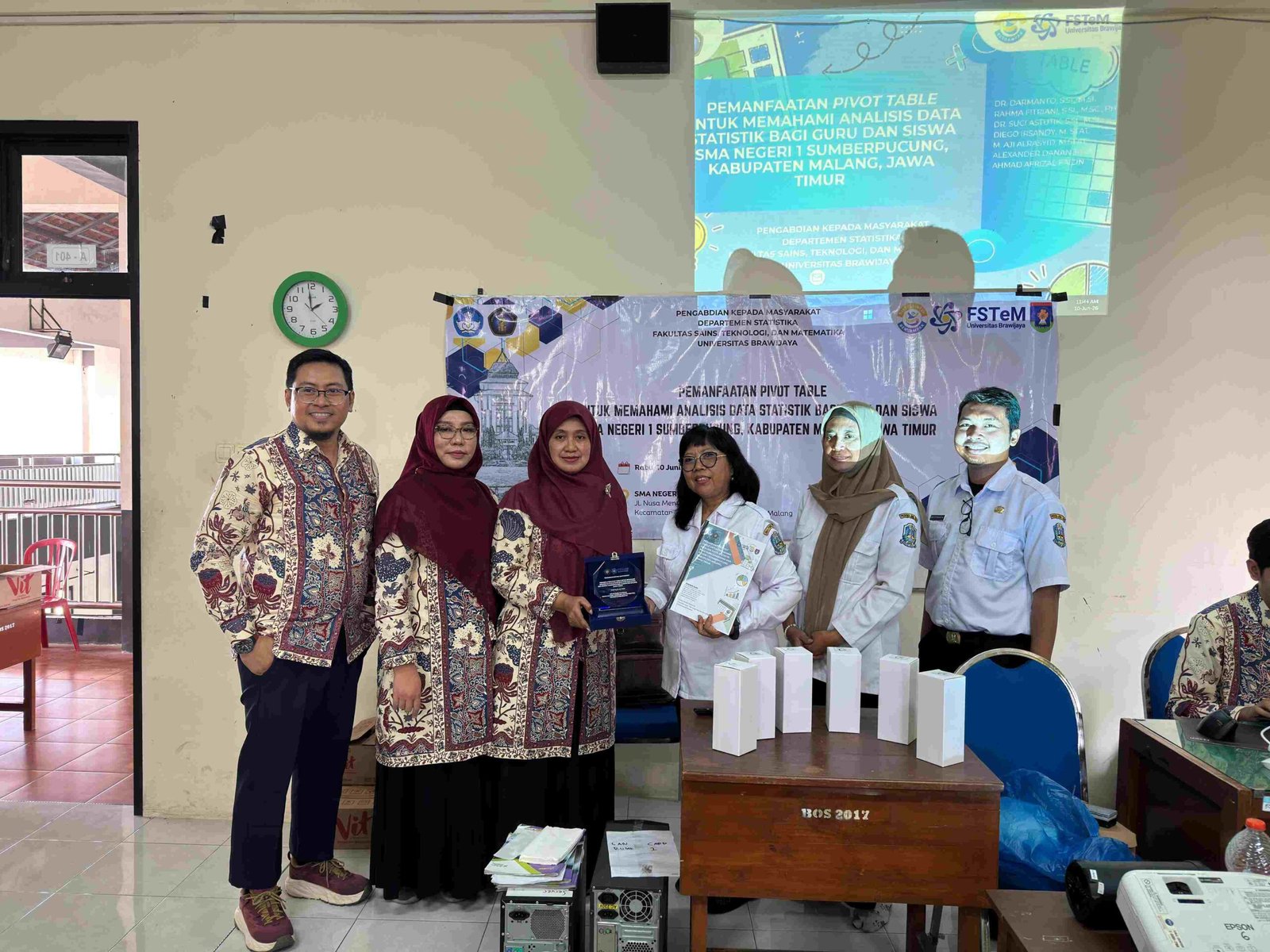 Pelatihan Pivot Table di SMAN 1 Sumberpucung Tingkatkan Kemampuan Analisis Data Guru dan Siswa