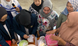 Transformasi Jelantah Jadi Sabun Bernilai Ekonomi, Dosen Kimia UB Bangun Kemandirian Warga Pesisir Banyuwangi