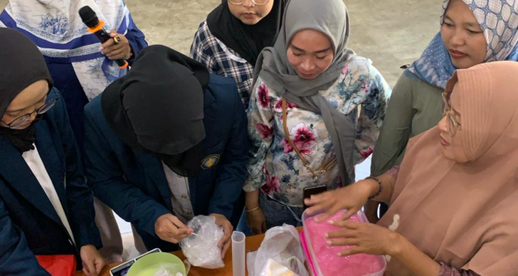 Transformasi Jelantah Jadi Sabun Bernilai Ekonomi, Dosen Kimia UB Bangun Kemandirian Warga Pesisir Banyuwangi