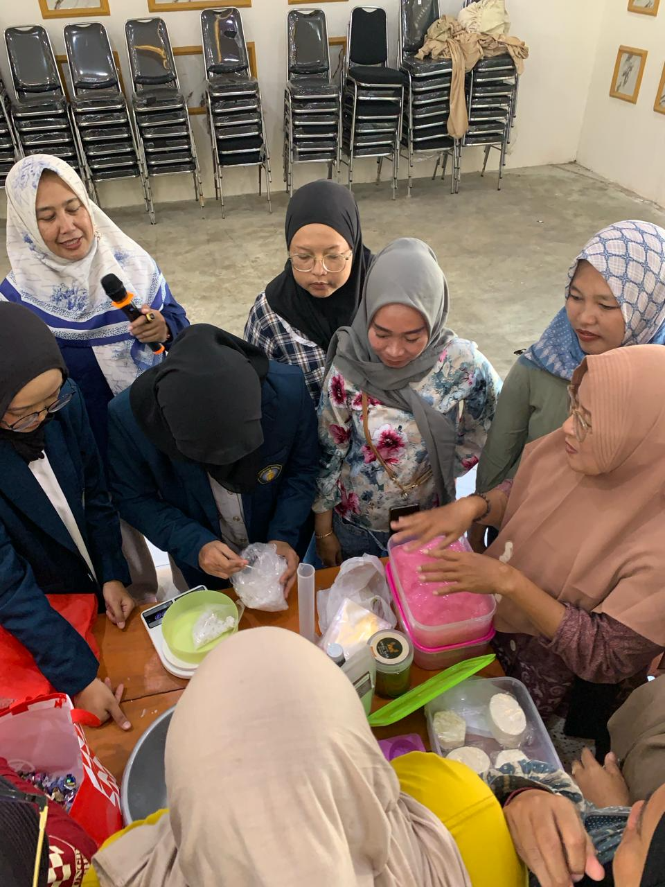 Transformasi Jelantah Jadi Sabun Bernilai Ekonomi, Dosen Kimia UB Bangun Kemandirian Warga Pesisir Banyuwangi