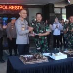 IMG-20260702-WA0036 Dandim 0833 Berikan Kejutan Hari Bhayangkara Ke-80 di Mapolresta Malang Kota, Wujud Soliditas TNI-Polri