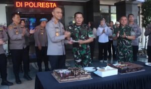 Dandim 0833 Berikan Kejutan Hari Bhayangkara Ke-80 di Mapolresta Malang Kota, Wujud Soliditas TNI-Polri