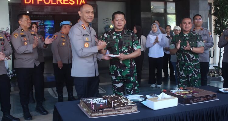 IMG-20260702-WA0036 Dandim 0833 Berikan Kejutan Hari Bhayangkara Ke-80 di Mapolresta Malang Kota, Wujud Soliditas TNI-Polri