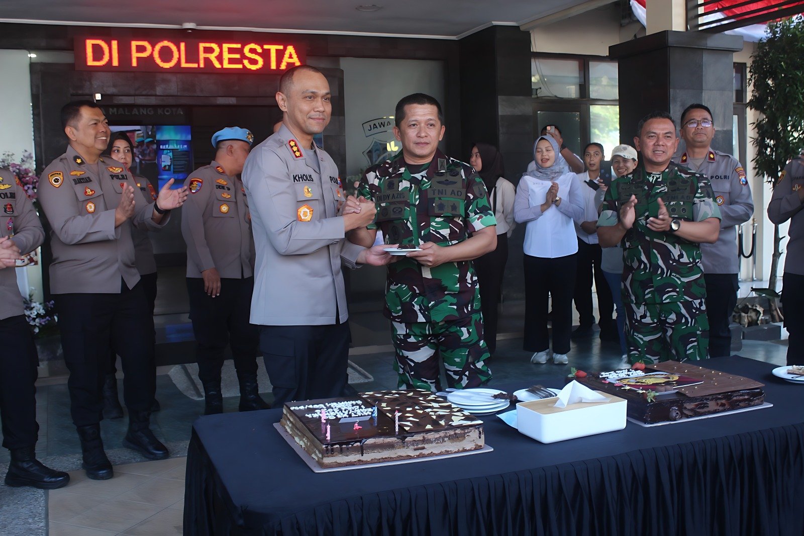 Dandim 0833 Berikan Kejutan Hari Bhayangkara Ke-80 di Mapolresta Malang Kota, Wujud Soliditas TNI-Polri