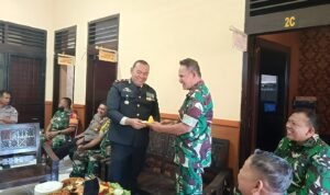 Personel Koramil Kedungkandang Berikan Tumpeng ke Polsek Kedungkandang, Perkuat Sinergi di Hari Bhayangkara Ke-80