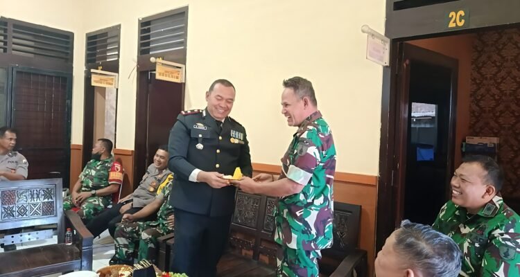IMG-20260702-WA0045 Personel Koramil Kedungkandang Berikan Tumpeng ke Polsek Kedungkandang, Perkuat Sinergi di Hari Bhayangkara Ke-80