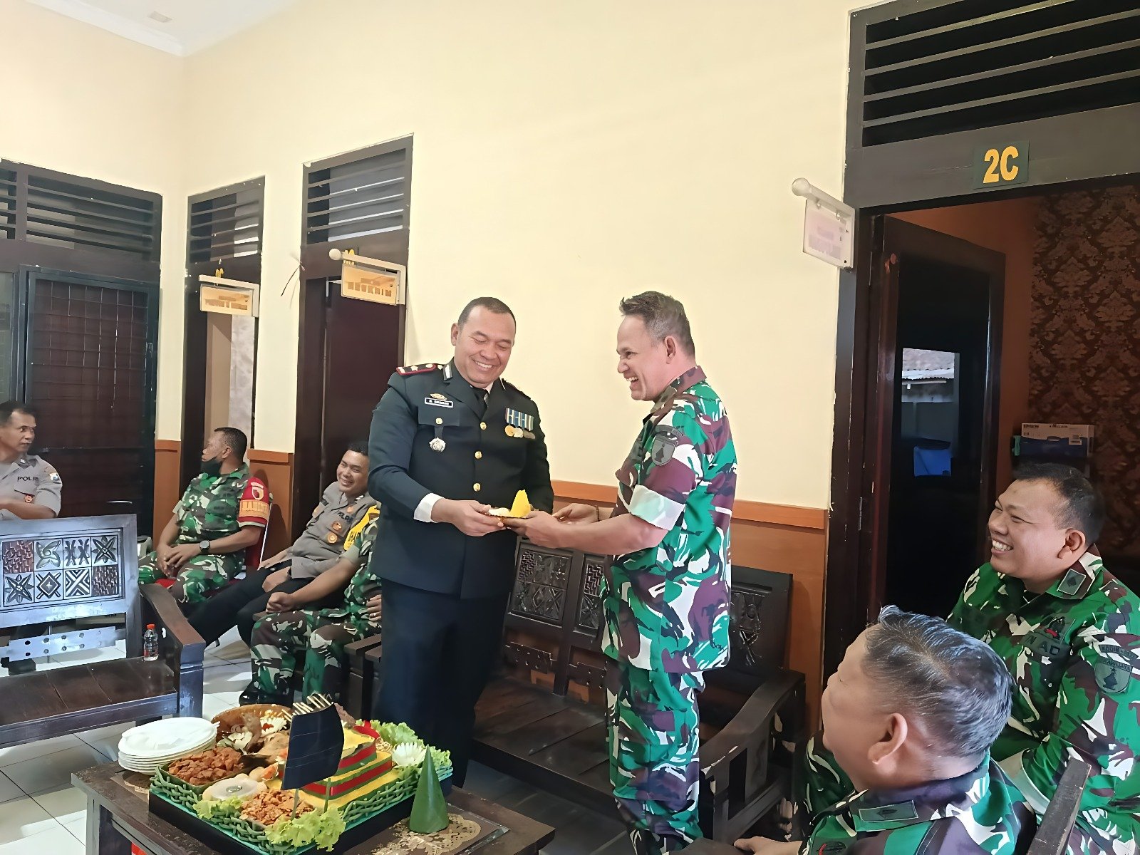 Personel Koramil Kedungkandang Berikan Tumpeng ke Polsek Kedungkandang, Perkuat Sinergi di Hari Bhayangkara Ke-80