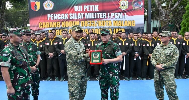 Dankodiklat TNI AD Uji Kemampuan Pencak Silat Militer Prajurit Kodim 0833/Kota Malang
