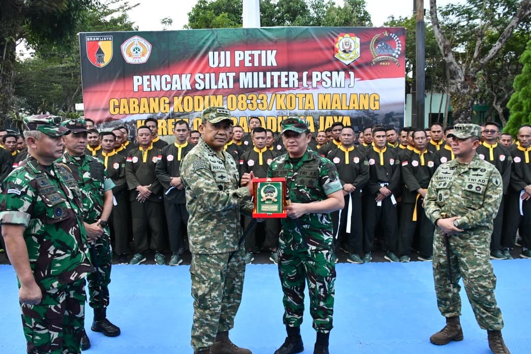 Dankodiklat TNI AD Uji Kemampuan Pencak Silat Militer Prajurit Kodim 0833/Kota Malang