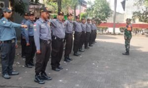 Babinsa Blimbing Gembleng Satlinmas Lewat Latihan PBB, Perkuat Disiplin dan Kekompakan