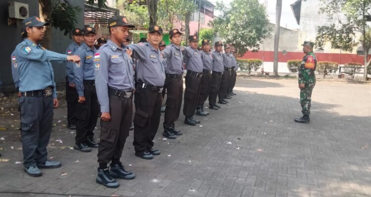 Babinsa Blimbing Gembleng Satlinmas Lewat Latihan PBB, Perkuat Disiplin dan Kekompakan