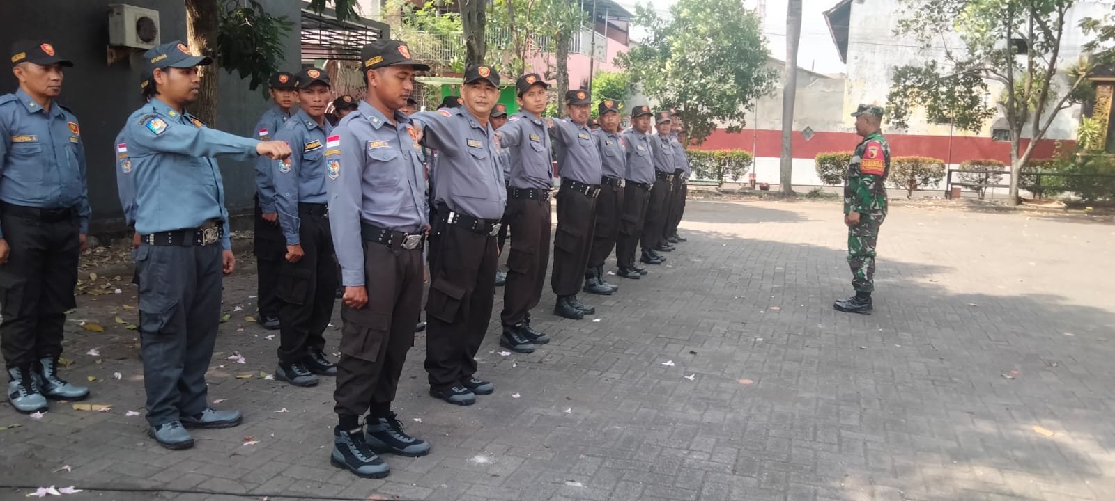 Babinsa Blimbing Gembleng Satlinmas Lewat Latihan PBB, Perkuat Disiplin dan Kekompakan