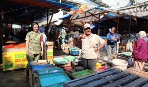 Babinsa Kota Lama Monitoring Pasar Tradisional, Serap Aspirasi Masyarakat di Wilayah Binaan