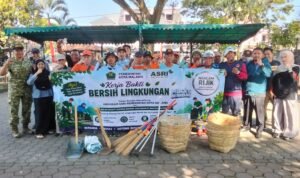 Babinsa Oro-Oro Dowo dan Warga Gotong Royong Bersihkan Lingkungan, Perkuat Kebersamaan di Wilayah Binaan