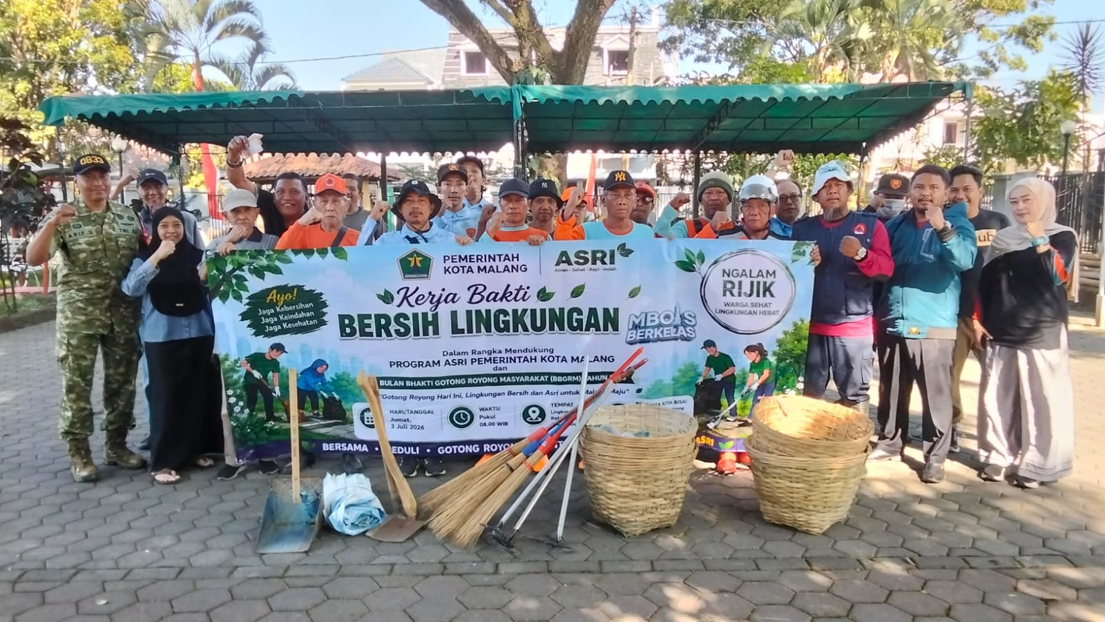 Babinsa Oro-Oro Dowo dan Warga Gotong Royong Bersihkan Lingkungan, Perkuat Kebersamaan di Wilayah Binaan