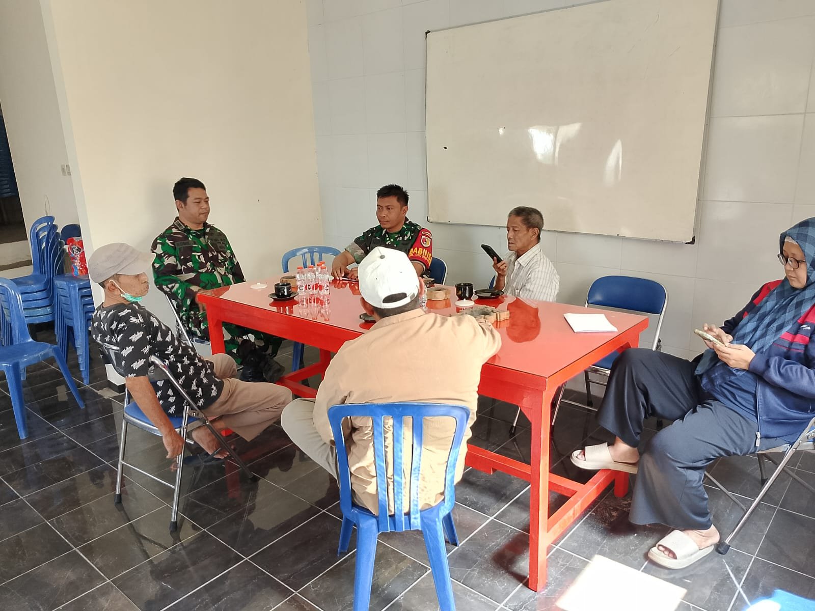 Babinsa Klojen Tingkatkan Sinergitas dengan Warga Melalui Komsos