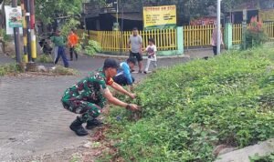 Gotong Royong Bersama Warga, Babinsa Blimbing Wujudkan Lingkungan Bersih dan Sehat