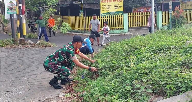 IMG-20260705-WA0054 Gotong Royong Bersama Warga, Babinsa Blimbing Wujudkan Lingkungan Bersih dan Sehat