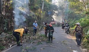 IMG-20260706-WA0040 Babinsa Buring Pimpin Karya Bakti Bersama Warga, Bersihkan Lingkungan dan Antisipasi Banjir