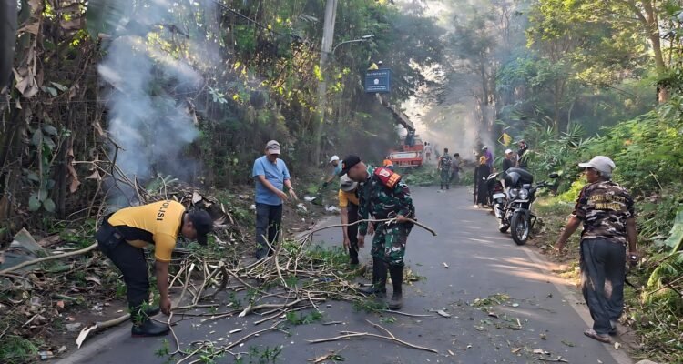 IMG-20260706-WA0040 Babinsa Buring Pimpin Karya Bakti Bersama Warga, Bersihkan Lingkungan dan Antisipasi Banjir