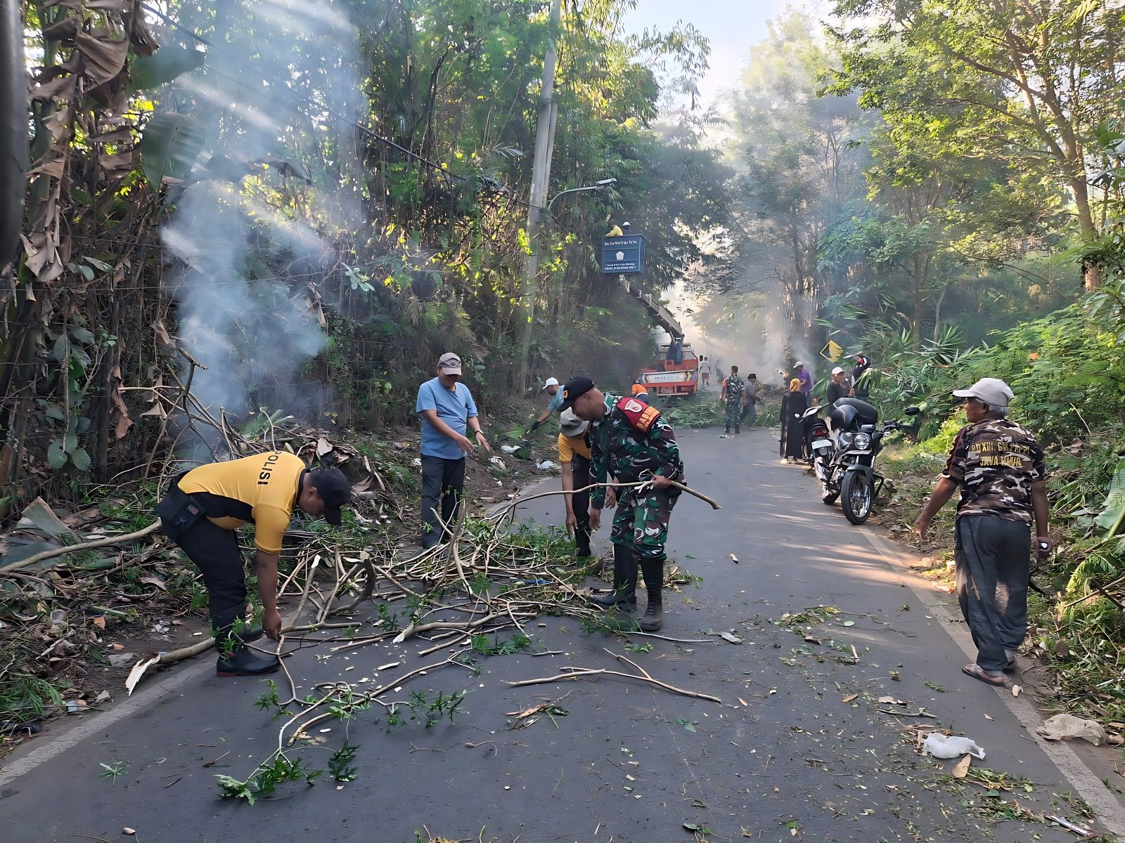 Babinsa Buring Pimpin Karya Bakti Bersama Warga, Bersihkan Lingkungan dan Antisipasi Banjir