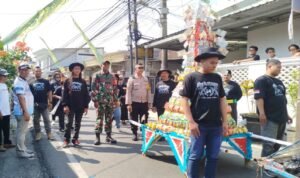 Babinsa Karangbesuki Amankan Kirab Gunungan, Wujud Sinergi Jaga Kelancaran Tradisi Budaya