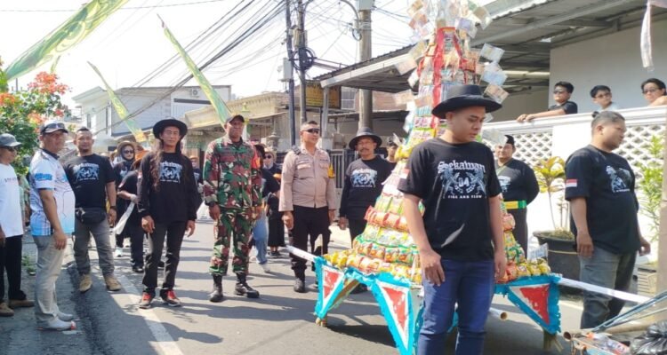 Babinsa Karangbesuki Amankan Kirab Gunungan, Wujud Sinergi Jaga Kelancaran Tradisi Budaya