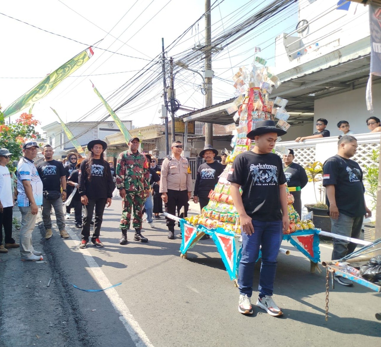 Babinsa Karangbesuki Amankan Kirab Gunungan, Wujud Sinergi Jaga Kelancaran Tradisi Budaya