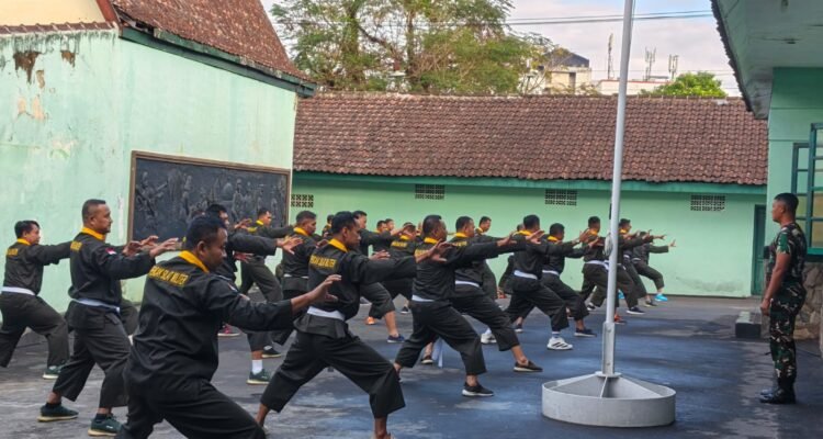 IMG-20260707-WA0054 Latihan Pencak Silat Militer, Kodim 0833 Perkuat Karakter dan Profesionalisme Prajurit