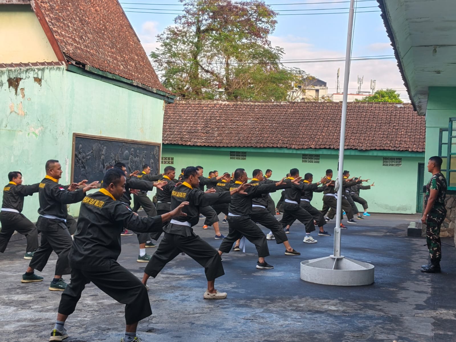Latihan Pencak Silat Militer, Kodim 0833 Perkuat Karakter dan Profesionalisme Prajurit