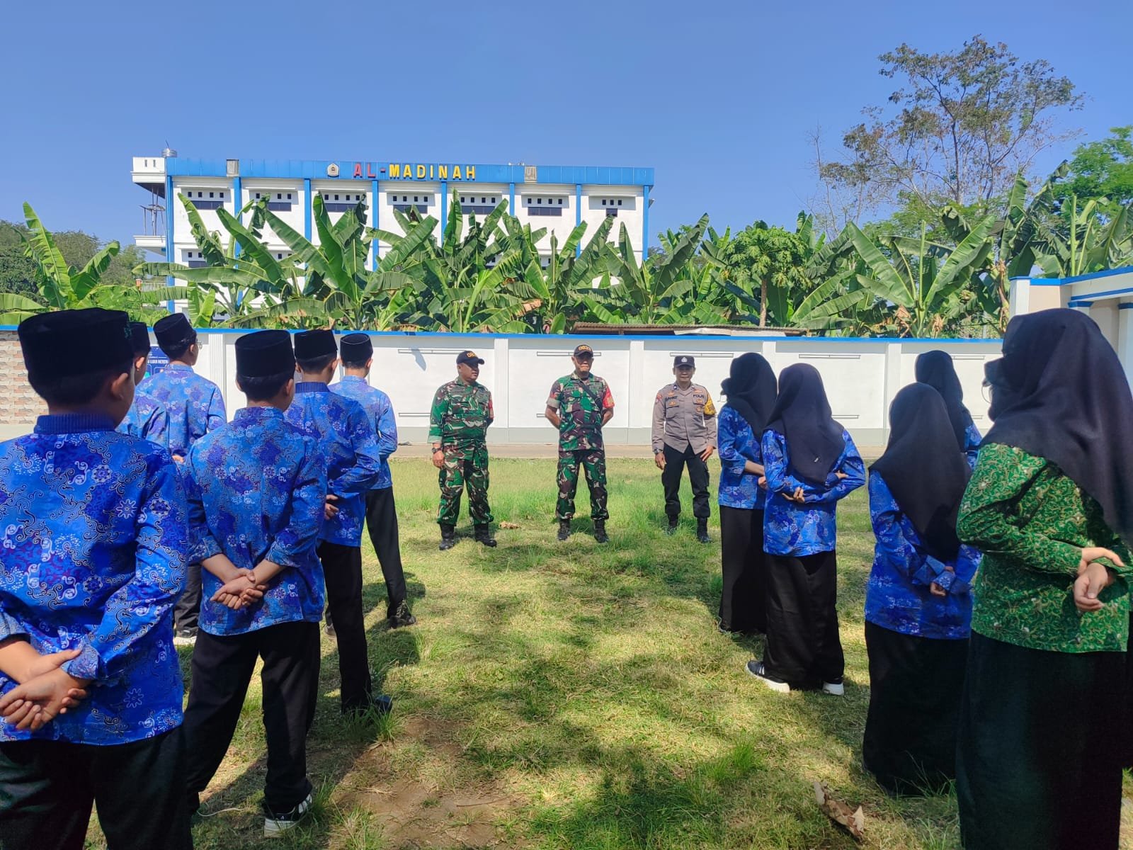 Babinsa Sawojajar Bekali Santri Al Madinah Wawasan Kebangsaan dan Disiplin PBB