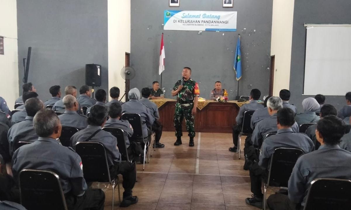 Babinsa Blimbing Dukung Peningkatan Disiplin Linmas melalui Pembekalan Kapasitas