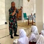 Dorong Generasi Muda Berakhlak Pancasila dan Berprestasi, Babinsa Tlogowaru Tanamkan Wawasan Kebangsaan kepada Siswa Baru SMPN 23 Malang