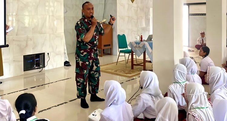 Dorong Generasi Muda Berakhlak Pancasila dan Berprestasi, Babinsa Tlogowaru Tanamkan Wawasan Kebangsaan kepada Siswa Baru SMPN 23 Malang