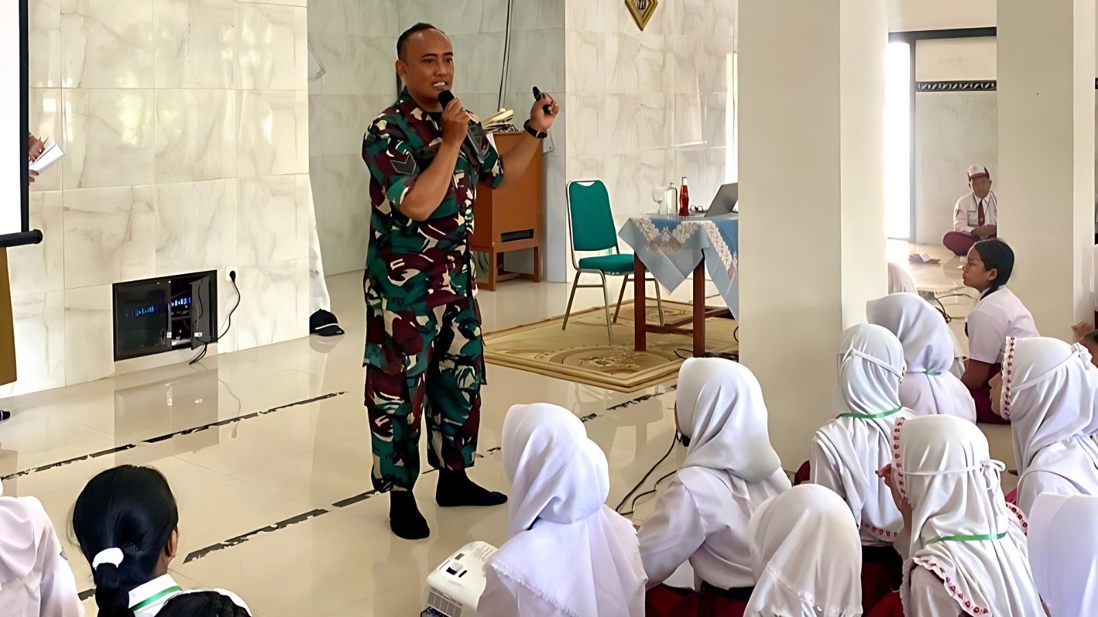 Dorong Generasi Muda Berakhlak Pancasila dan Berprestasi, Babinsa Tlogowaru Tanamkan Wawasan Kebangsaan kepada Siswa Baru SMPN 23 Malang