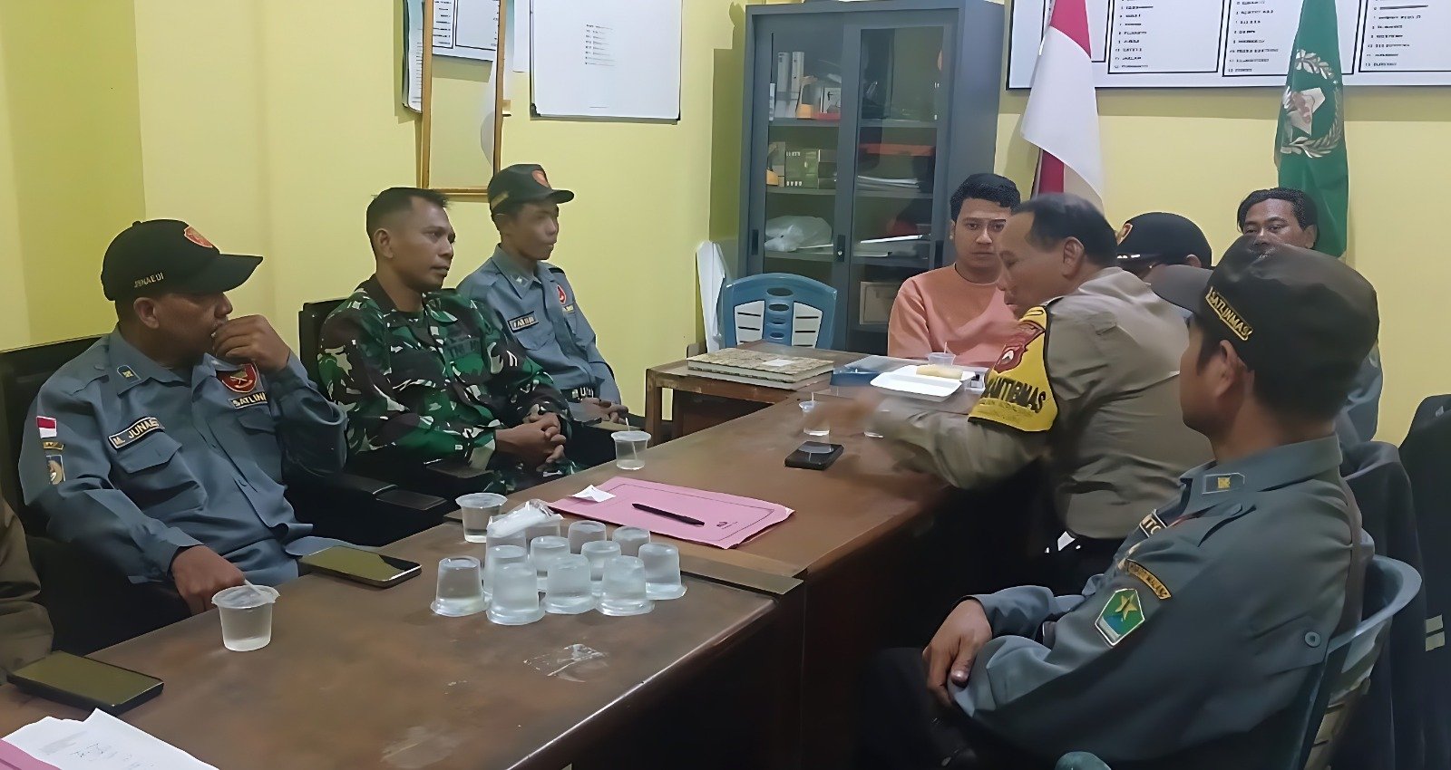 Babinsa Bakalankrajan Perkuat Sinergi dengan Perangkat Kelurahan dan Tokoh Masyarakat Lewat Komsos