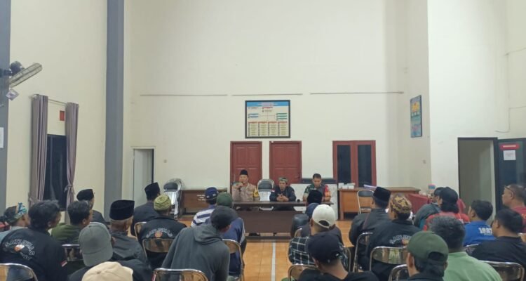 Babinsa Kedungkandang Perkuat Kapasitas Linmas melalui Pembekalan Kepemimpinan dan Bela Negara.