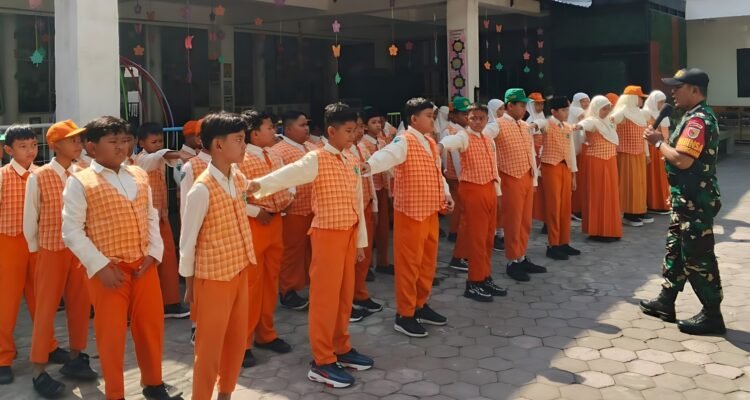 IMG-20260718-WA0021 Tanamkan Kedisiplinan dan Bentuk Karakter Generasi Muda, Babinsa Kebonsari Latihkan PBB di MI Islamiyah