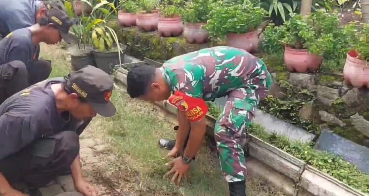IMG-20260719-WA0071 Wujud Kepedulian Lingkungan, Babinsa Koramil Blimbing Gotong Royong Bersama Warga Arjosari
