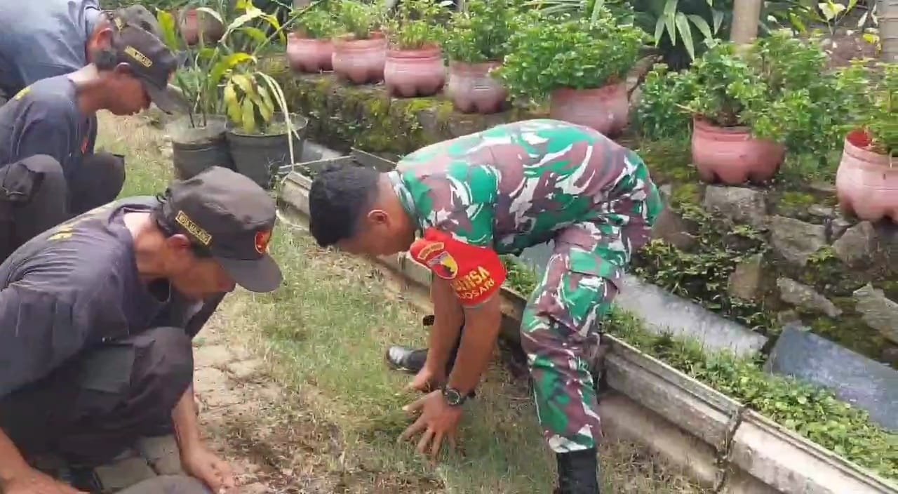 Wujud Kepedulian Lingkungan, Babinsa Koramil Blimbing Gotong Royong Bersama Warga Arjosari
