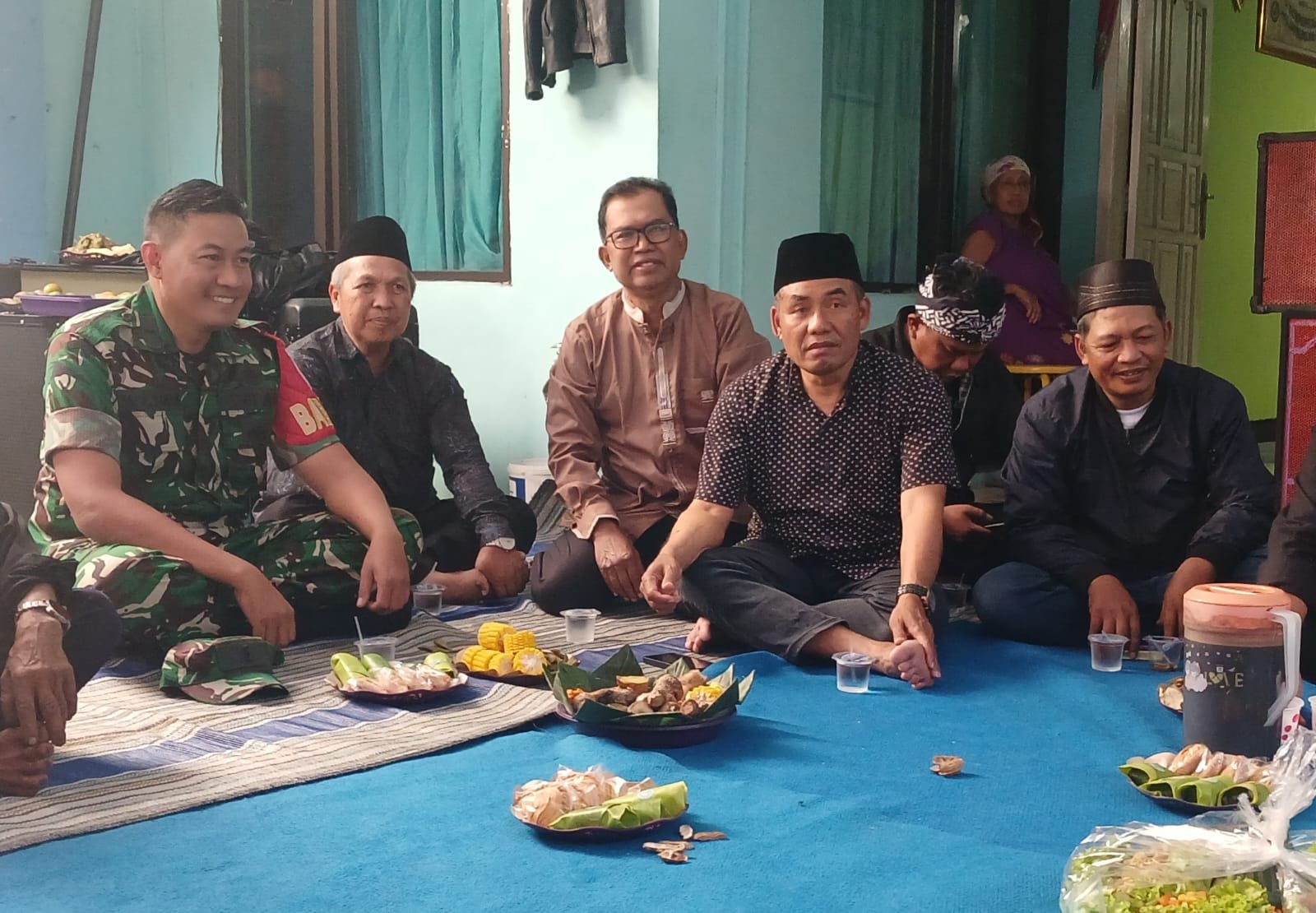 Babinsa Karangbesuki Perkuat Silaturahmi dengan Warga Melalui Komsos