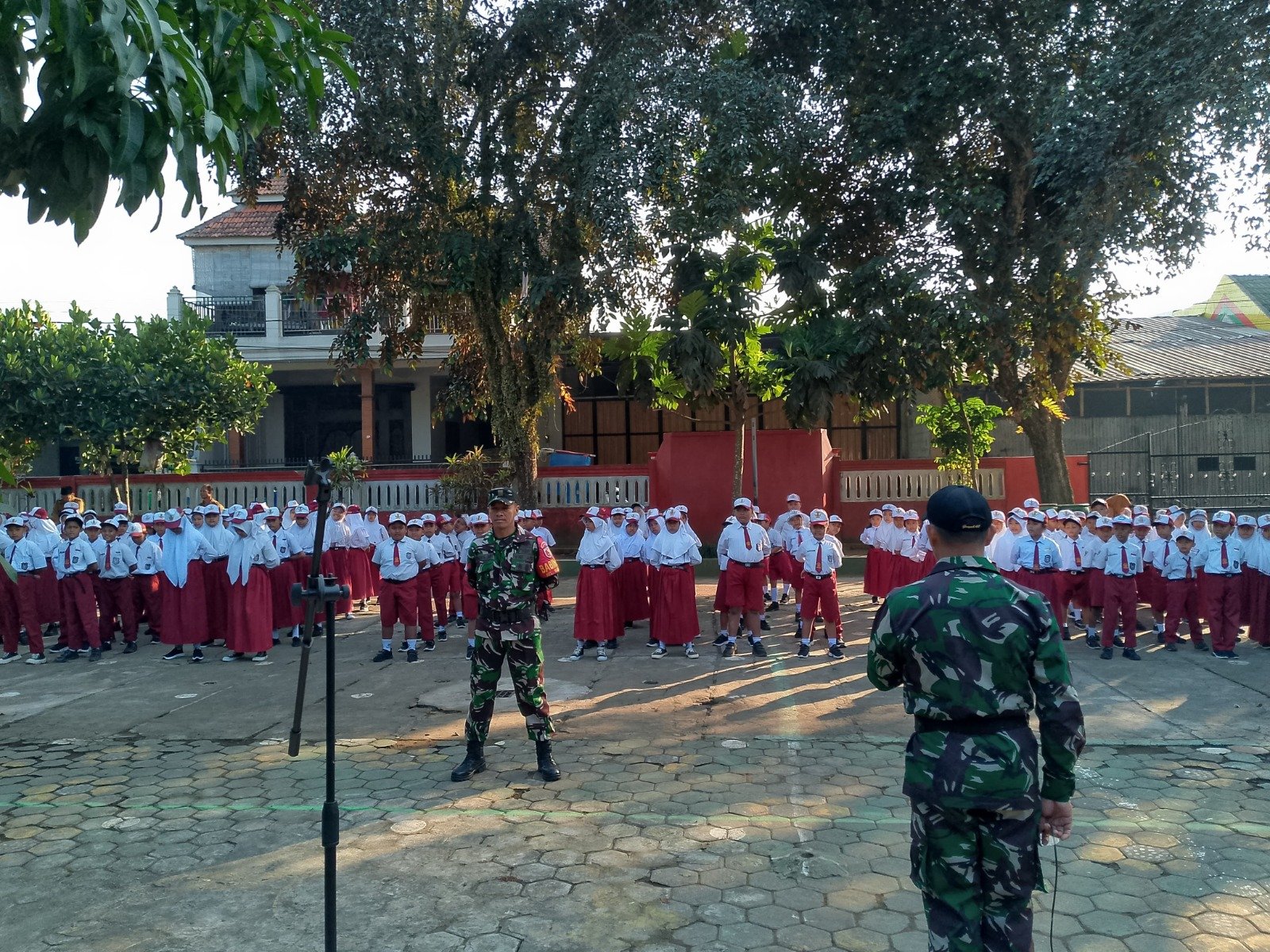 Babinsa Bumiayu Tanamkan Jiwa Nasionalisme dan Disiplin kepada Siswa SD