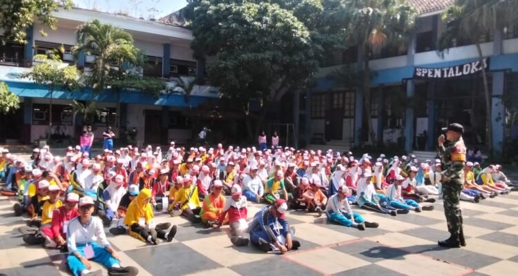 IMG-20260721-WA0112 Babinsa Klojen Tanamkan Nilai Kebangsaan, Bentuk Generasi Muda Berkarakter dan Cinta NKRI