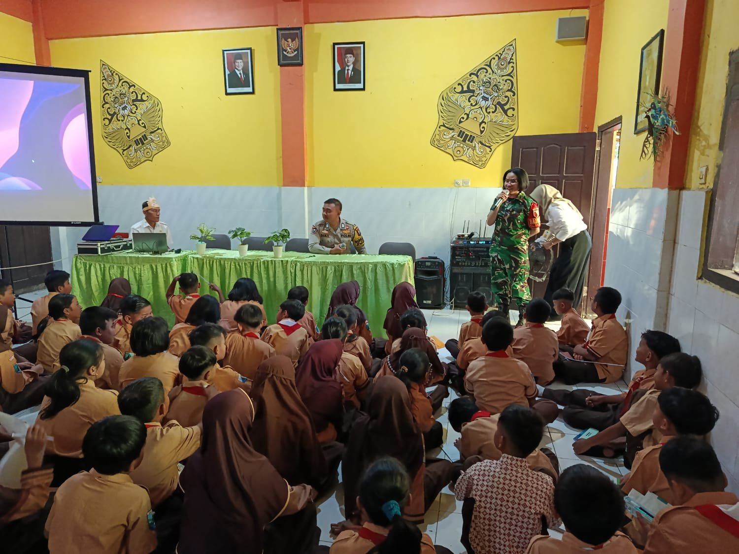 Perkuat Pendidikan Karakter, Koramil Kedungkandang Tanamkan Wawasan Kebangsaan dan Edukasi Anti-Bullying di SDN Kotalama 01