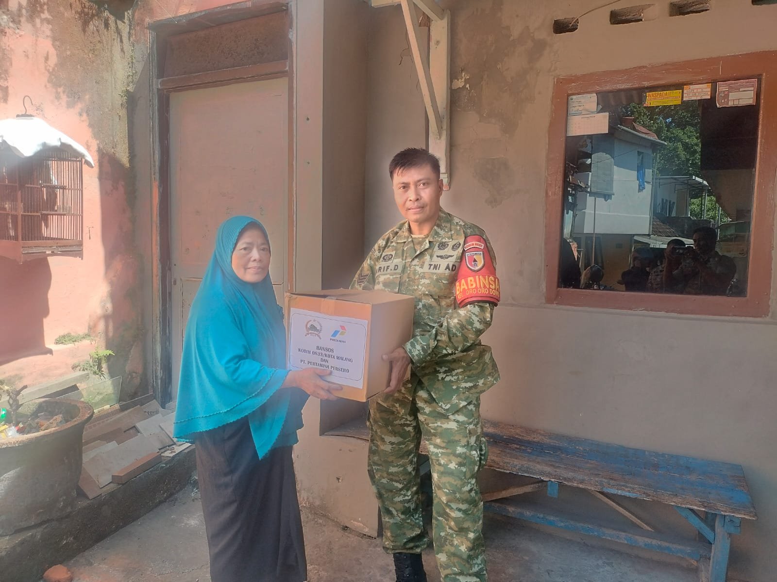 Kodim 0833 Bersama Pertamina Salurkan Bantuan Sosial bagi Warga Oro-Oro Dowo