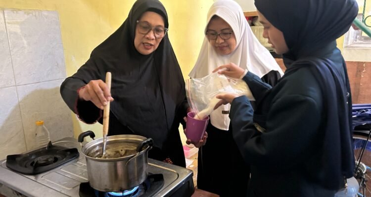 FTAB UB Ajarkan Warga Ketawanggede Olah Minyak Jelantah Jadi Lilin Aromaterapi Bernilai Ekonomi