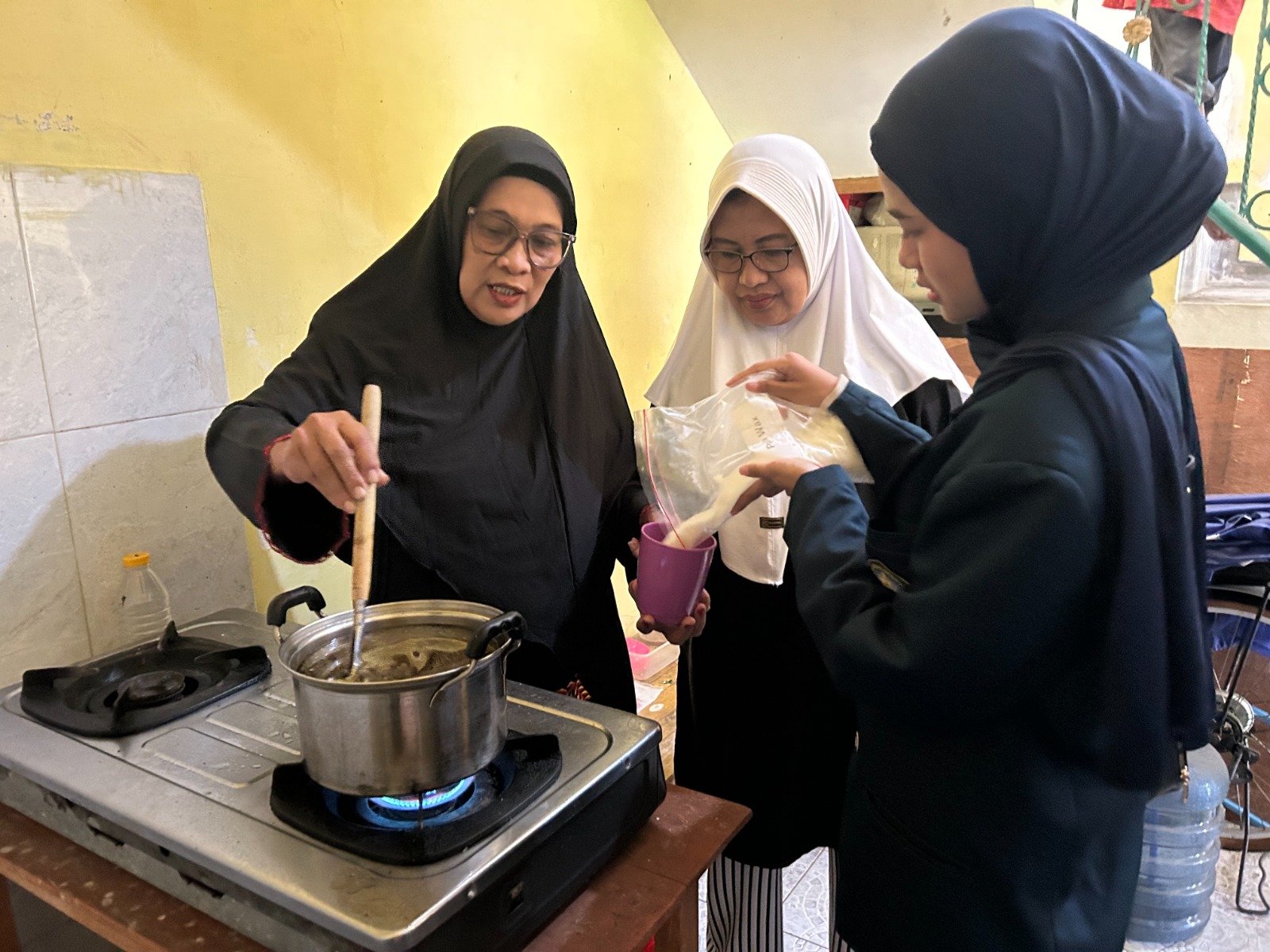 FTAB UB Ajarkan Warga Ketawanggede Olah Minyak Jelantah Jadi Lilin Aromaterapi Bernilai Ekonomi