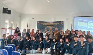 Wujudkan Dapur Sehat, Mahasiswa FTAB UB Edukasi Ibu-Ibu PKK Ketawanggede Terapkan Keamanan Pangan Rumah Tangga.