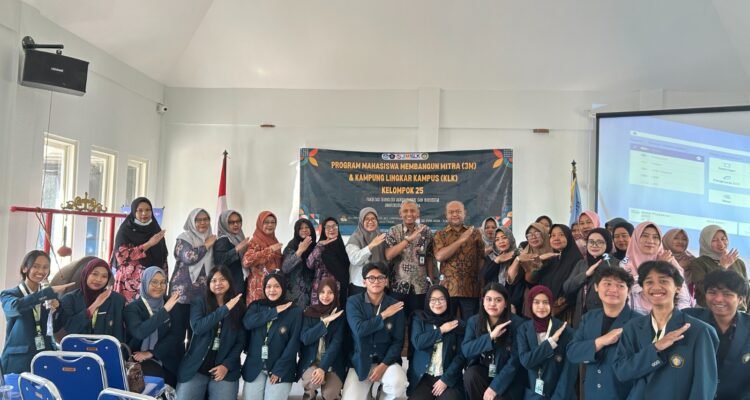 Wujudkan Dapur Sehat, Mahasiswa FTAB UB Edukasi Ibu-Ibu PKK Ketawanggede Terapkan Keamanan Pangan Rumah Tangga.
